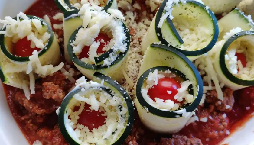 Zucchini-Röllchen mit Hackfleisch und Tomaten, überbacken mit Käse. Ein leckerer hackfleischauflauf low carb.