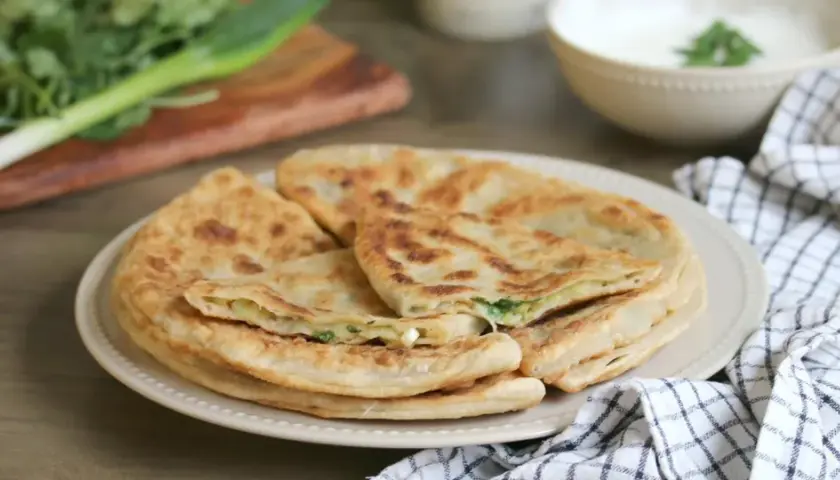 Färska, gyllene bolani med en smakrik fyllning. Ett perfekt bolani recept för en god måltid.