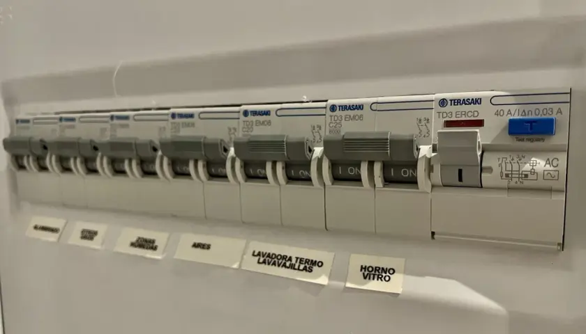 Panel eléctrico con varios interruptores automáticos. Uno indica "40 A", útil para saber cuántos amperios son 2000w en tu instalación.