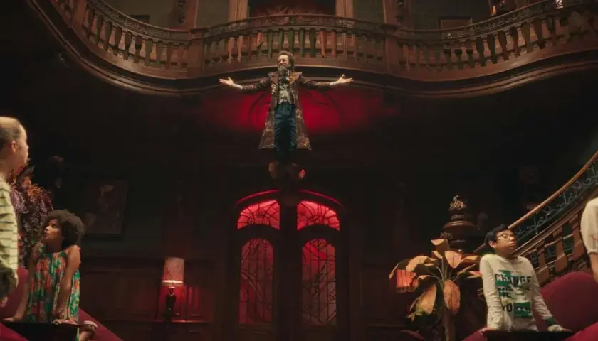Pan Kleks unosi się w powietrzu, witając dzieci w Akademii. Recenzje filmu podkreślają magię tej sceny.