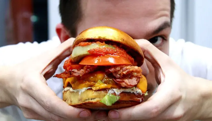 Jak podgrzać hamburgera w piekarniku, by był soczysty i ciepły