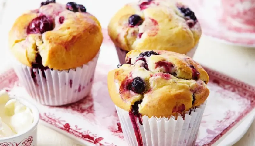 Pyszne muffinki z borówkami, pachnące latem i domowym ciepłem. Idealne na deser lub śniadanie.