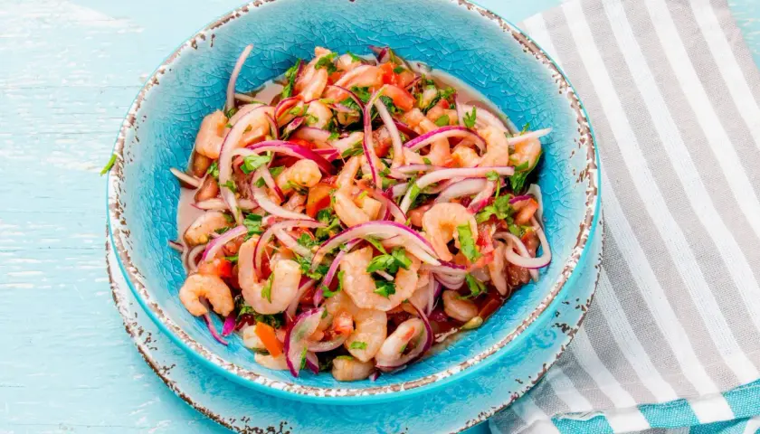 Erfrischendes Garnelen-Ceviche mit Tomaten, roten Zwiebeln und Koriander – perfekte sommer rezepte mittagessen.