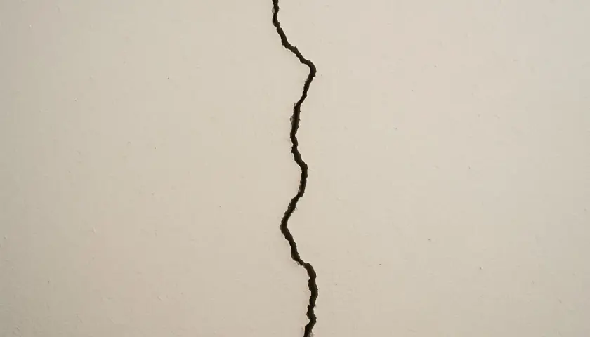 Crepa su cartongesso, un segno che il silicone potrebbe non bastare.