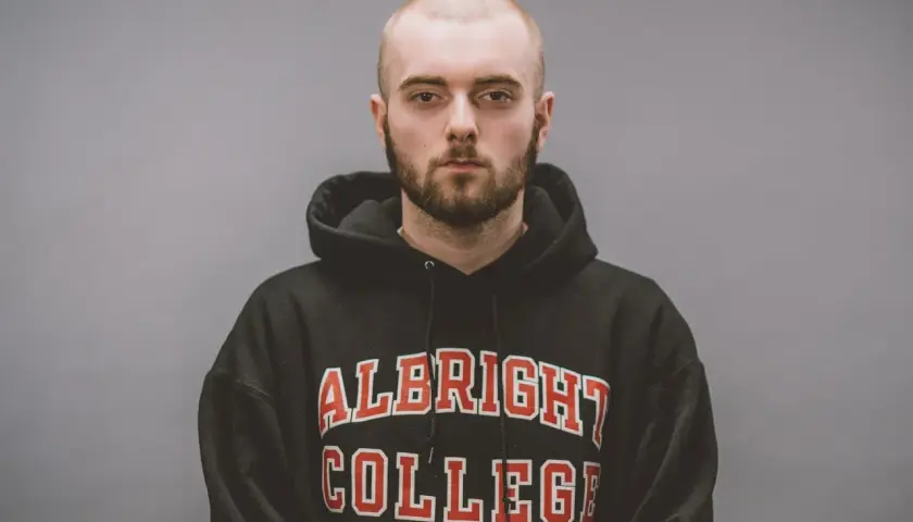Chudy Bedoes w bluzie z napisem "ALBRIGHT COLLEGE".