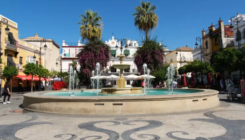 Plaza con fuente y palmeras. Un buen punto de partida para saber cómo llegar a Sanlúcar de Barrameda.