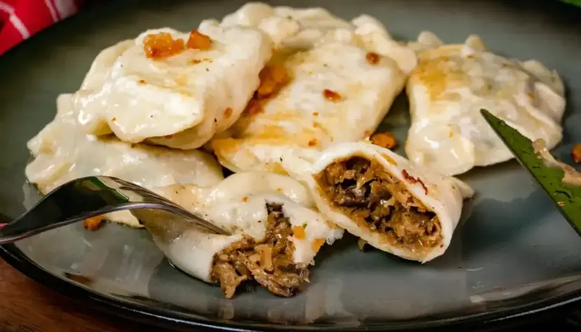 Pyszne pierogi z kapustą i grzybami, idealne na Wigilię. Zastanawiasz się nad ich kcal?
