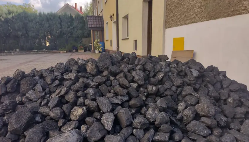 Góra węgla, świeżo dostarczona przez kuriera prosto z kopalni, czeka na zimowe dni.