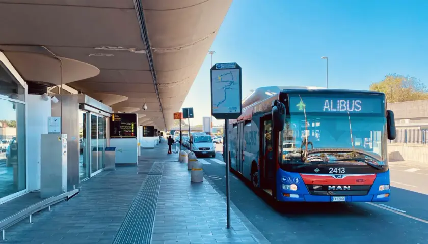 Niebiesko-czerwony autobus Alibus na przystanku lotniskowym w Katanii.