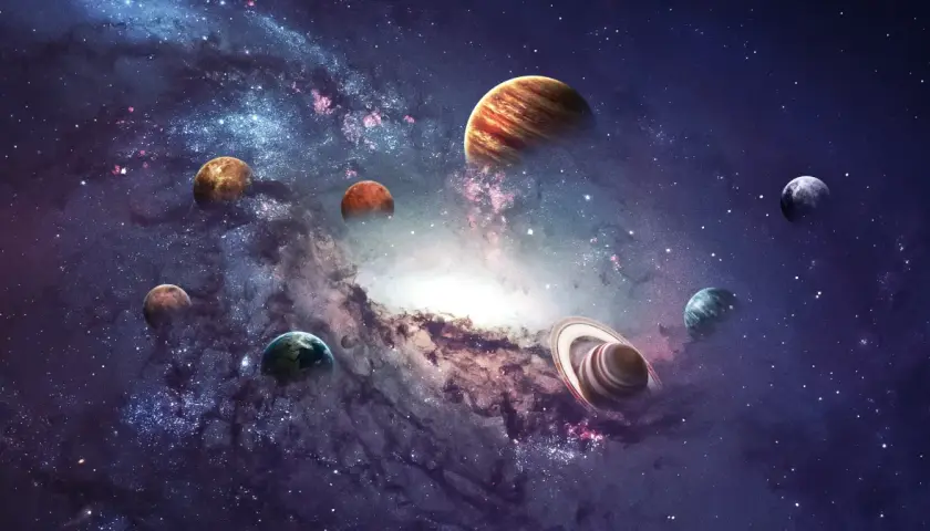 Wieloplanetarny widok kosmosu, idealny do aplikacji astronomicznej. Widoczne planety, w tym Saturn z pierścieniami, na tle mgławicy i gwiazd.