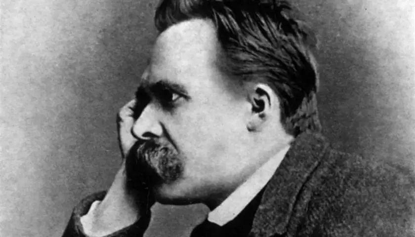 Portret Fryderyka Nietzschego, myśliciela, którego idee ukształtowały nietzscheanizm. Jego spojrzenie zdaje się przenikać przyszłość.
