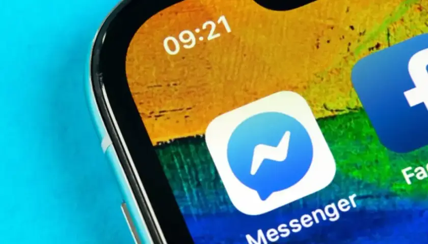 Ikona Messengera na ekranie telefonu. Jest 09:21, a messenger nie działa.