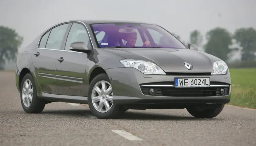 Szary sedan Renault Laguna 3 na drodze. Rozmiar opon jest standardowy dla tego modelu, zapewniając komfortową jazdę.