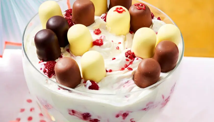 Cremiges Dessert mit Himbeeren und Schoko-Bällchen, ein schnelles Dessert für süße Momente.
