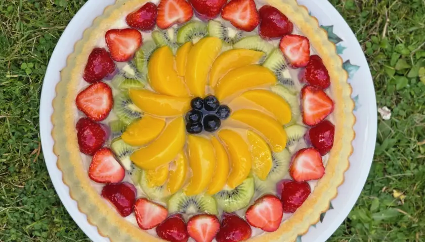Tarte aux fruits frais sur une crème pâtissière légère. Une recette parfaite pour un dessert estival.