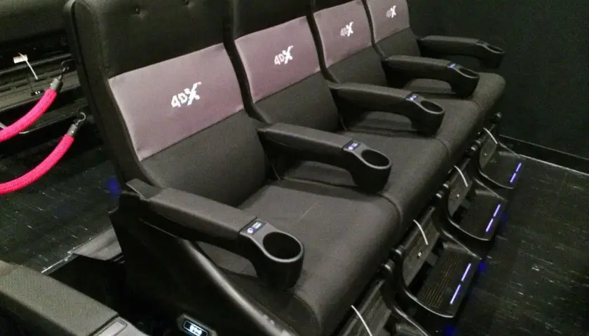 Rzędy wygodnych foteli 4DX w kinie, gotowe na wciągające seanse filmowe.