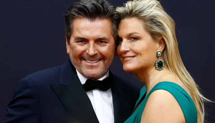 Thomas Anders i jego żona z Polski, Claudia, uśmiechają się do obiektywu.