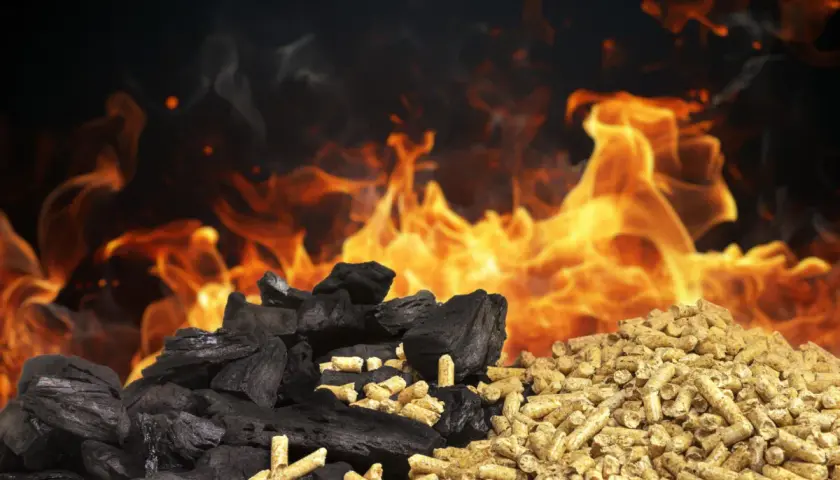 Węgiel drzewny i pellet obok siebie, płomienie w tle. Czy można mieszać pellet z ekogroszkiem?
