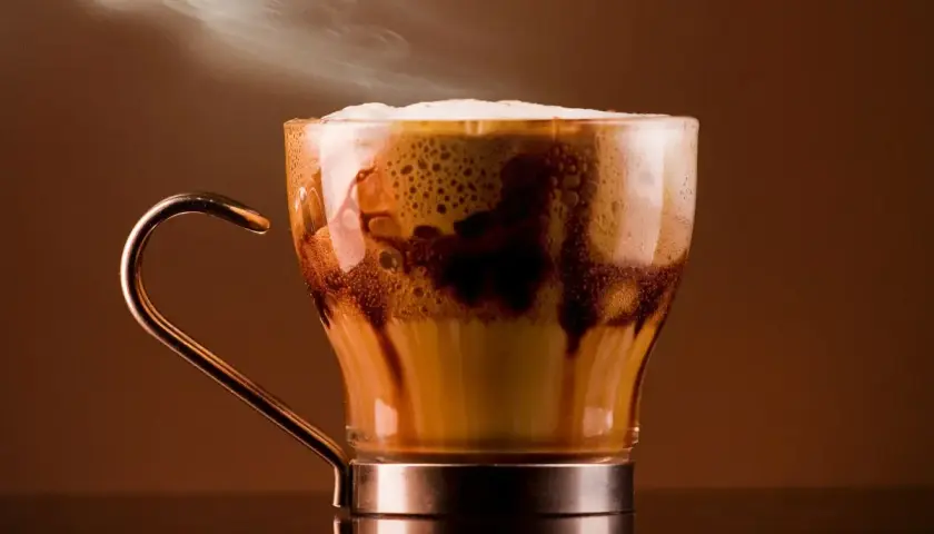 Un delizioso caffè marocchino fumante, con schiuma e gocce di cioccolato. Scopri come si fa!