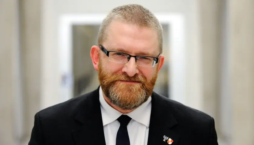 Grzegorz Braun z jakiej partii? Odkryj jego polityczne powiązania