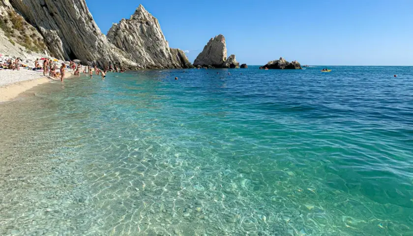 Spiaggia delle Due Sorelle: come arrivare a questo paradiso. Acque cristalline, scogliere imponenti e bagnanti che si godono il sole.