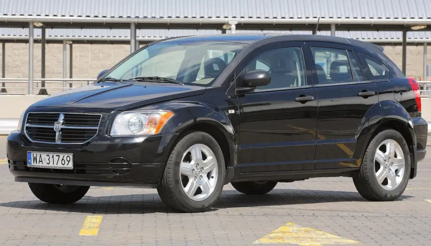 Czarny Dodge Caliber na parkingu. Wiele osób szuka dodge caliber opinie przed zakupem.
