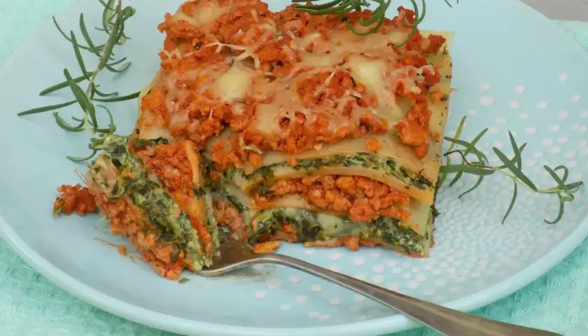 Pyszna lasagne z mięsem mielonym i szpinakiem, idealna na prosty obiad. Aromatyczny rozmaryn dodaje świeżości.