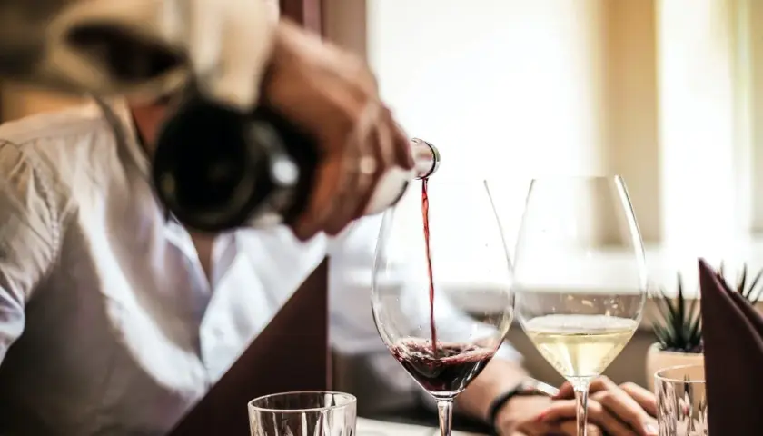 Ile napoju na wesele? Sprawdź, ile litrów przygotować dla gości