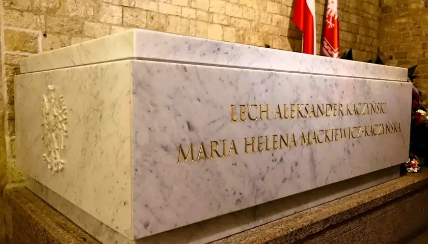 Kamienny grobowiec Lecha i Marii Kaczyńskich na Wawelu. Złote litery wyryte na marmurze.