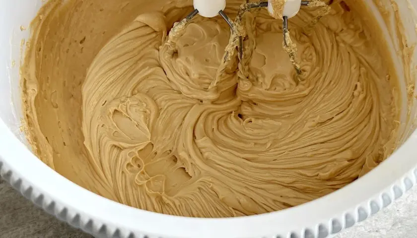 Zwarzony krem z mascarpone w misie miksera. Dowiedz się, jak uratować zwarzony krem z mascarpone, by znów był idealnie gładki.