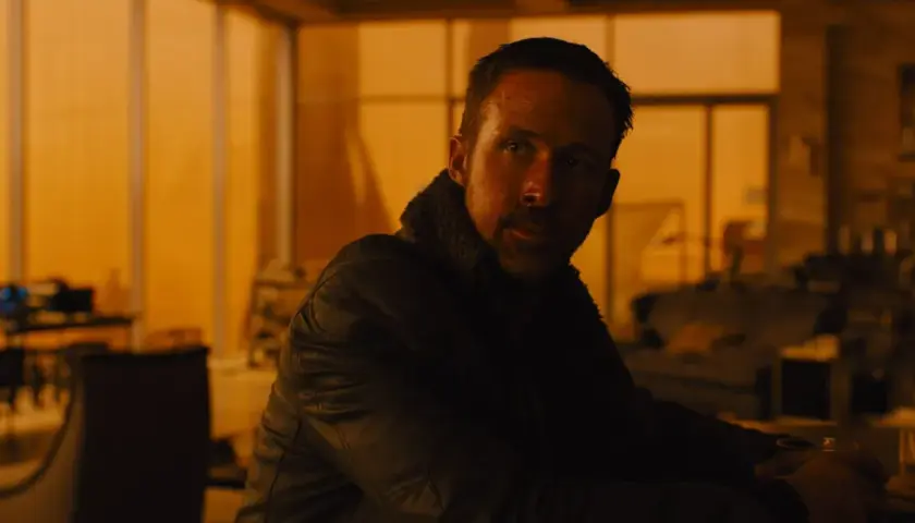 Ryan Gosling in un interno arancione, un momento chiave della **blade runner 2049 trama**.