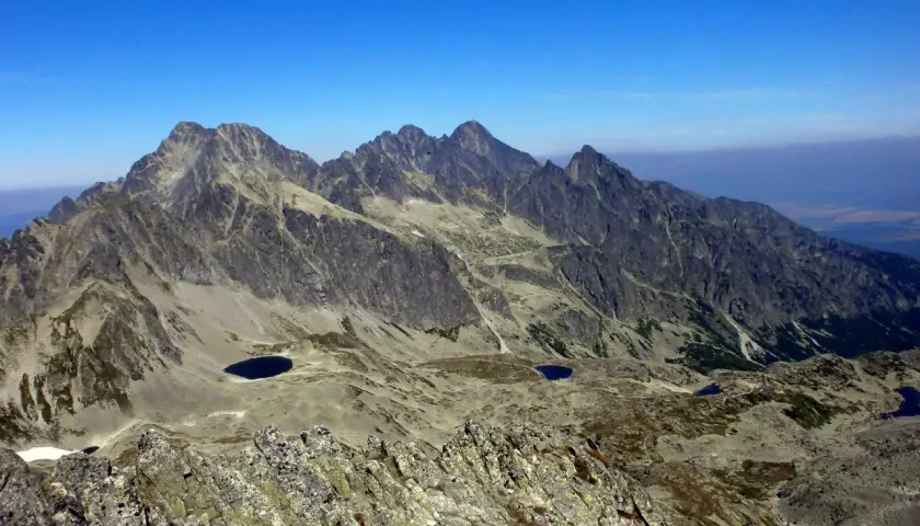 Majestatyczne Tatry z licznymi szczytami, jeziorami i skalistymi graniami. Trudno policzyć, ile jest szczytów w Polsce, ale ten widok zapiera dech.