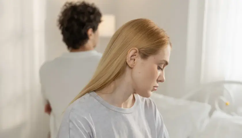 Para z odwróconymi plecami, ona ze smutkiem, on z rękami skrzyżowanymi na piersi. W powietrzu wisi niewypowiedziana frustracja seksualna.