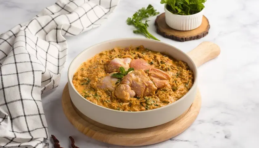 Un plat appétissant d'aiguillettes de poulet au curry, garni de menthe fraîche, prêt à être dégusté.