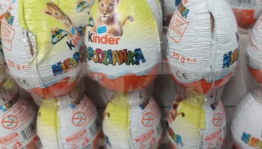Ile kosztuje kinder niespodzianka w biedronce? Zaskakujące ceny i promocje!