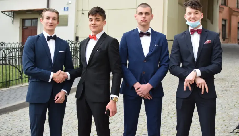 Elegancko ubrani chłopcy w garniturach i muszkach, gotowi na bierzmowanie. Inspiracja, jak ubrać chłopca na bierzmowanie.