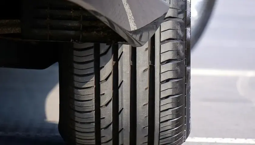 Primer plano de un neumático de coche, listo para arreglar un neumático pinchado.