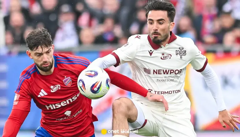 Piłkarze Raków Częstochowa i Widzew Łódź walczą o piłkę. Intensywny przebieg meczu.