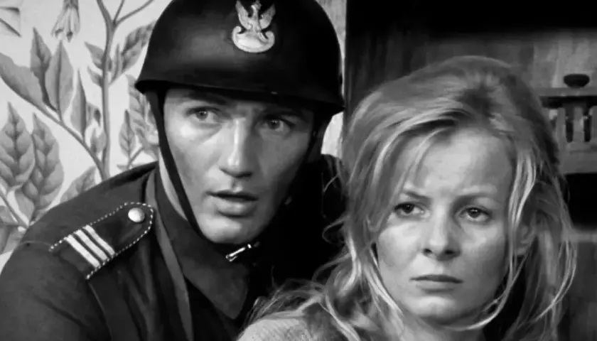 Zbliżenie na twarze aktora w hełmie i aktorki. Scena z filmu "Polskie drogi" z udziałem niezapomnianej obsady.