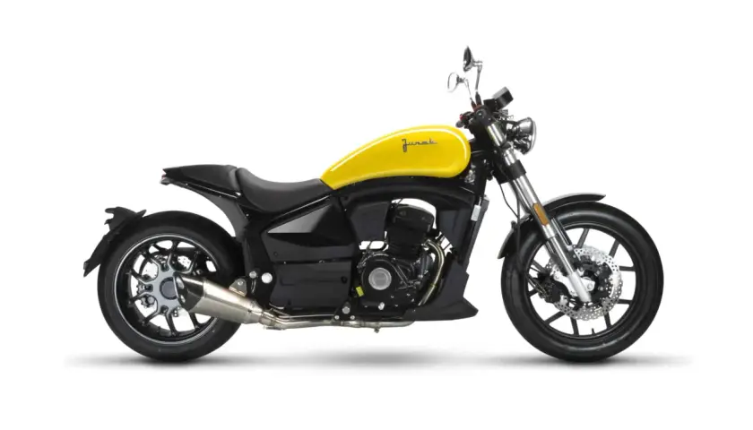 Czarny motocykl do miasta z żółtym bakiem, idealny na miejskie wyprawy.