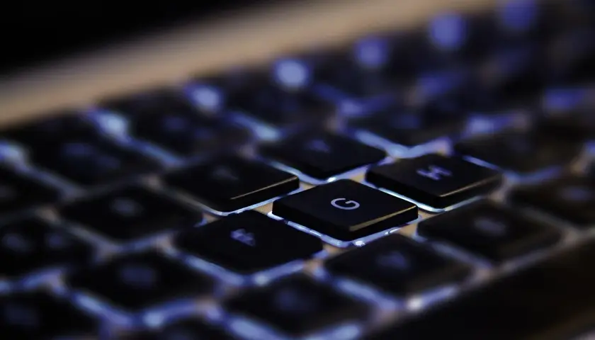 Klawiatura laptopa jak nowa: Jak bezpiecznie i skutecznie ją wyczyścić?