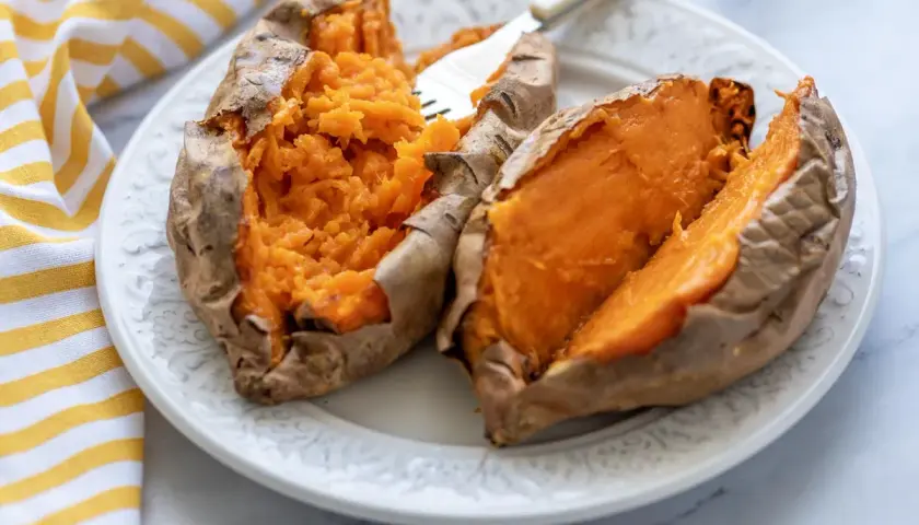 Boniato asado en freidora de aire, tierno y jugoso, listo para disfrutar.