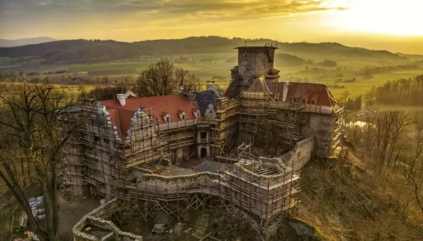 Zamek Niesytno w Płoninie - historia, tajemnice i aktualny stan