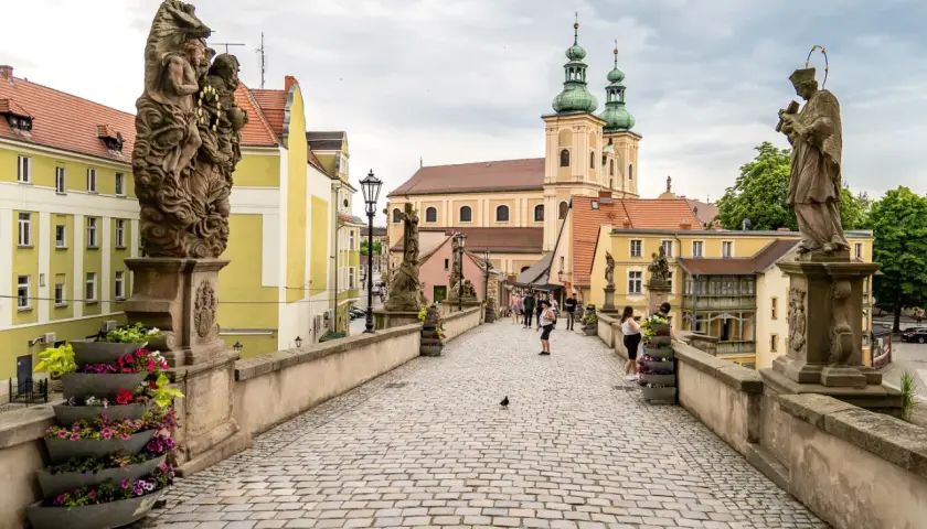 Kamienny most z rzeźbami świętych prowadzi do barokowego kościoła w Kłodzku. Spacerując po nim, czujesz klimat Beskidu Kłodzko.