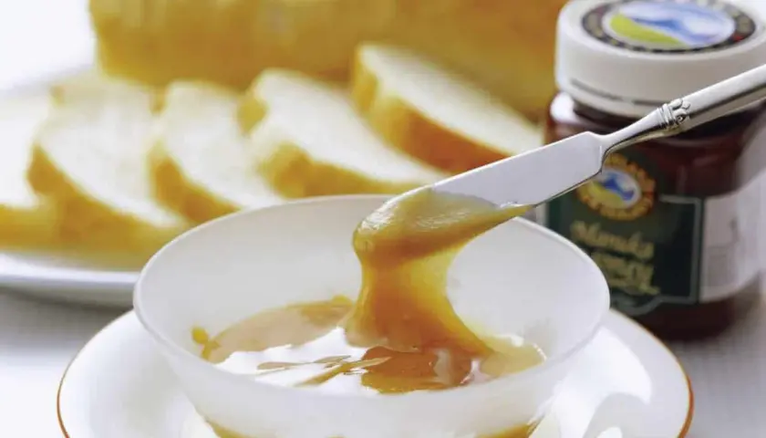 Miód manuka na co pomaga? Właściwości lecznicze i zastosowanie w zdrowiu