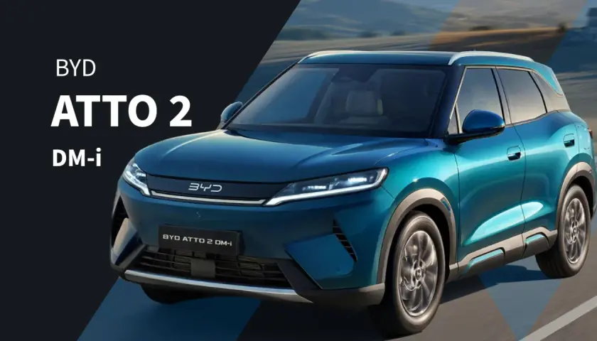 BYD ATTO 2 DM-i, un SUV blu metallizzato che sfreccia su una strada panoramica.