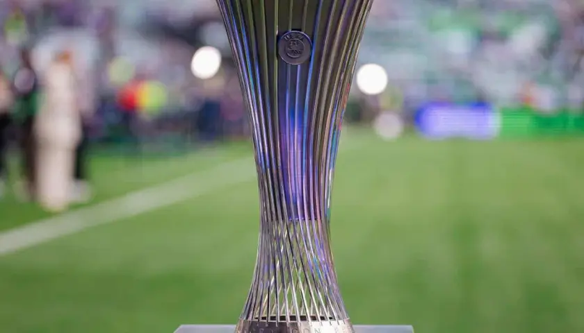 Trofeum Ligi Konferencji Europy UEFA, symbol marzeń wielu drużyn, czeka na swojego właściciela. Kiedy losowanie ligi konferencji, emocje sięgają zenitu.