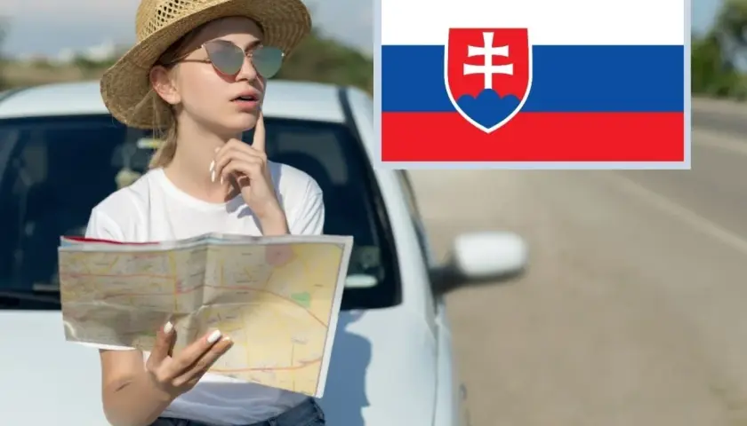 Kobieta z mapą przy aucie, zastanawia się nad trasą na Słowacji. Flaga Słowacji obok.