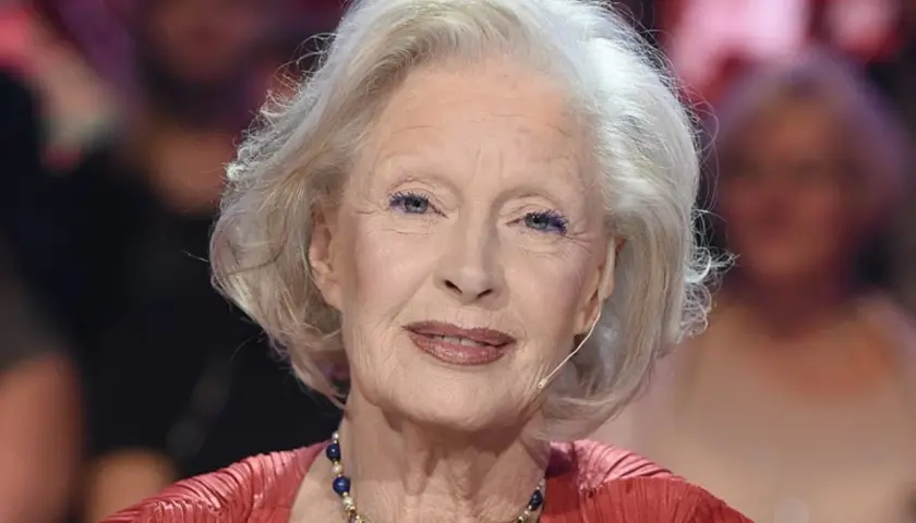 Beata Tyszkiewicz, ikona polskiego kina, z siwymi włosami i wyrazistym makijażem. Jej uśmiech przypomina o niezapomnianych rolach w filmach.