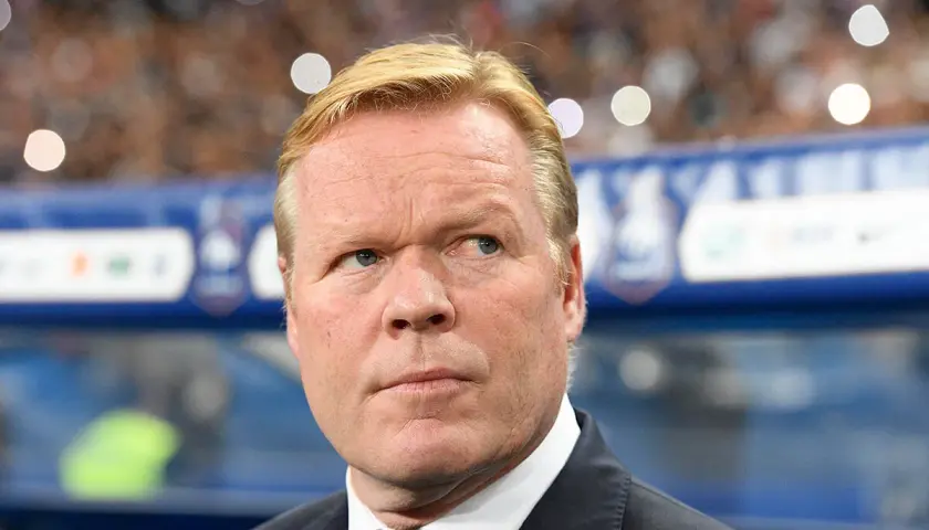 Ronald Koeman, znany z tego, że prowadzone drużyny osiągają sukcesy, z uwagą obserwuje grę.